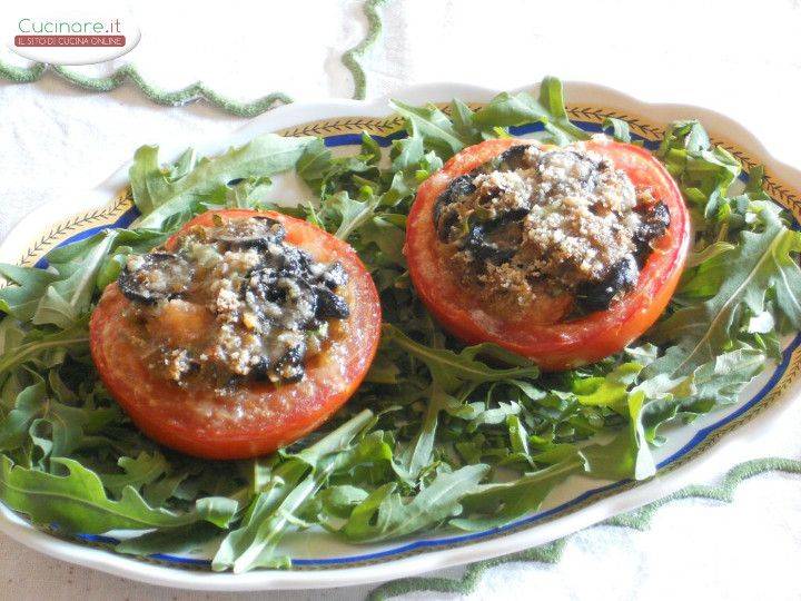 Pomodori al forno ripieni di Pane nero, Olive, Capperi e Rucola preparazione 9